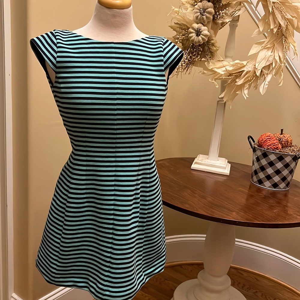 Lilly Pulitzer dress navy and blue stripes capped sleeves, mid thigh, length, XS